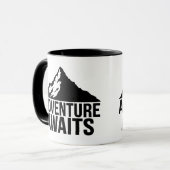 Mug Adventure Awaits Mountain Hiking Design (Devant gauche)