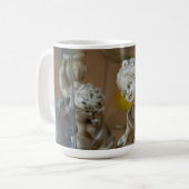 Mug Affichage de sculpture énigmatique (Devant gauche)