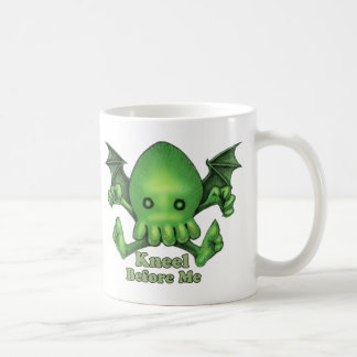 Mug Agenouillement mignon de Cthulhu Chibi avant moi