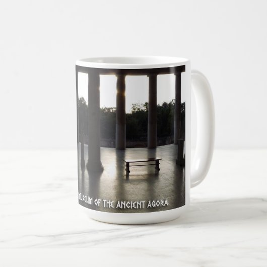 Mug Agora antique d'Athènes, Grèce. Stoa d'Attalos (Devant droit)