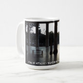 Mug Agora antique d'Athènes, Grèce. Stoa d'Attalos (Devant gauche)