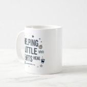 Mug Aide aux petits cœurs qui guérissent Conseiller de (Devant gauche)