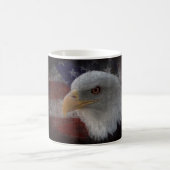 Mug Aigle à tête blanche américaine sur drapeau (Centre)