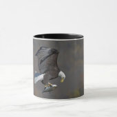 Mug Aigle chauve regardant un poisson (Centre)