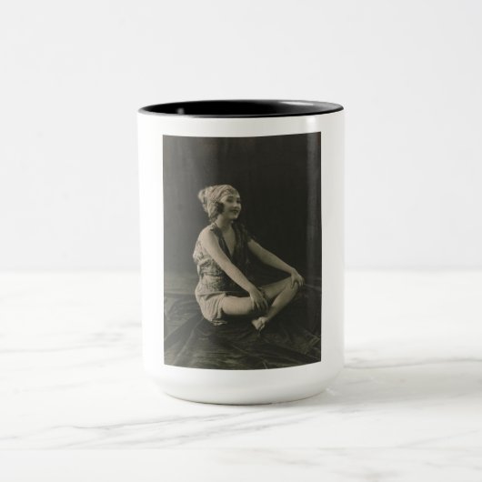 Mug Aimez une pauvre femme de ménage assise Jambes cro (Centre)