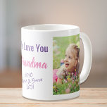 Mug Aimez-vous Grand-mère Photo rose violet<br><div class="desc">Célébrez Grand-mère avec ce design photo personnalisé avec deux photos d'un petit-enfant ou de petits-enfants et texte violet et rose. Vous pouvez personnaliser l'expression "Je t'aime" ou "Nous t'aimons", et personnaliser si elle est appelée "Grand-mère", "Nana", "Maman maman", etc. Vous pouvez également ajouter les noms et l'année des petits-enfants ou...</div>
