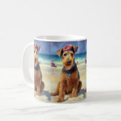 Mug Airedale sur la plage, cadeau d'été pour les amour (Devant gauche)