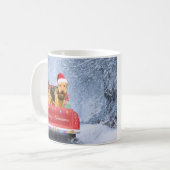 Mug Airedale Terrier Chien en Neige assis à Noël (Devant gauche)