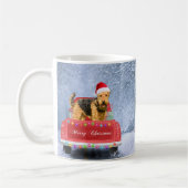 Mug Airedale Terrier Chien en Neige assis à Noël (Gauche)