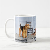 Mug Airedale Terriers sur la véranda (Gauche)