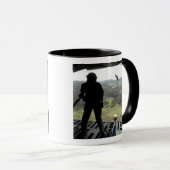 Mug Airman regarde une chute d'entraînement (Devant droit)