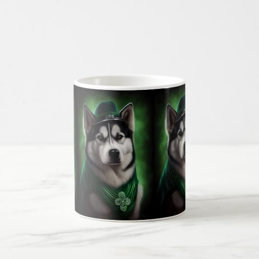 Mug Alaskan Malamute chien en robe de fête St. Patrick (Centre)