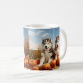 Mug Alaskan Malamute Chiot Automne Citrouille délice (Devant droit)