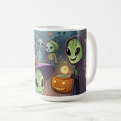 Mug Aliens Celebrate Halloween on Earth – Cosmic Costu (Devant droit)