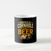 Mug Alimenté par cornhole et bière drôle de tailgate (Centre)