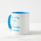 Mug Alimenté par le Café & des Décisions Discutables – (Devant gauche)