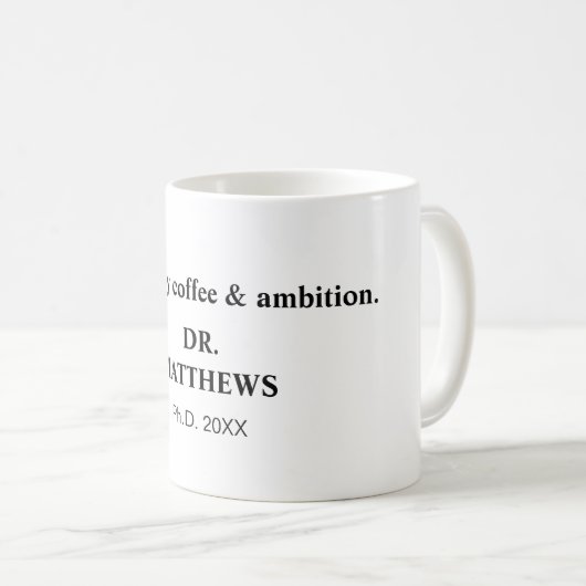 Mug Alimenté par le café et l'ambition. (Devant droit)
