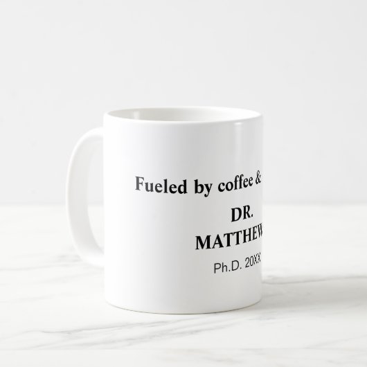 Mug Alimenté par le café et l'ambition. (Devant gauche)