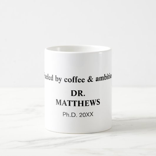 Mug Alimenté par le café et l'ambition. (Centre)
