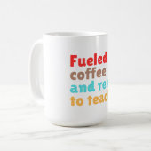 Mug Alimenté par le café et prêt à enseigner – (Devant gauche)