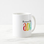 Mug Alimenté par le TDAH | Typographie arc-en-ciel (Devant droit)