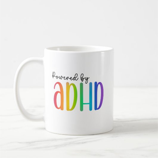 Mug Alimenté par le TDAH | Typographie arc-en-ciel (Gauche)