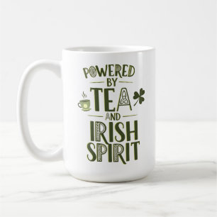 Mug Alimenté par le thé et l'esprit irlandais Nœud cel