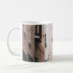 MUG ALLÉE EN BÉTON GRIS PENDANT LA JOURNÉE
