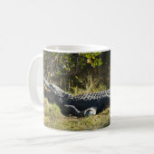 Mug Alligator de Floride sur une rive herbeuse – Marai (Devant gauche)