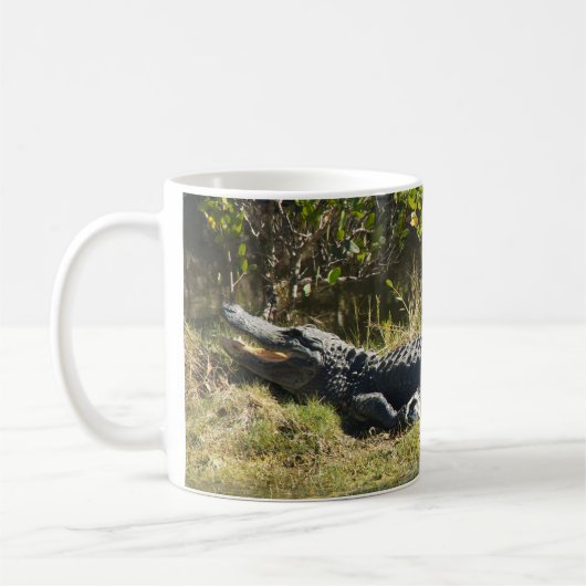 Mug Alligator de Floride sur une rive herbeuse – Marai (Gauche)