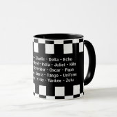 Mug Alpha Bravo Charlie Echo Alphabet phonétique (Devant droit)