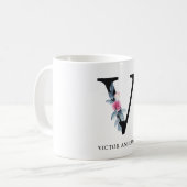 MUG ALPHABÈTES FLORAUX BLEUS DOUX NOM LETTRE V (Devant gauche)