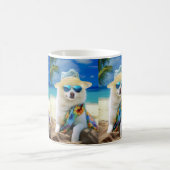 Mug American Eskimo on Beach, cadeau d'été pour amoure (Centre)