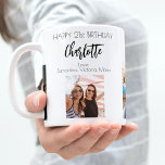 Mug Ami d'anniversaire blanc noir noms photo<br><div class="desc">Un cadeau d'amis pour le 21e anniversaire d'une femme, célébrant sa vie avec 3 de vos photos d'elle, de ses amis, de sa famille, de son intérêt ou des animaux de compagnie. Personnalisez et ajoutez son nom, son âge de 21 ans et vos noms. Lettres de couleur noire. Un arrière...</div>