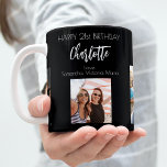 Mug Ami d'anniversaire noir nom photo<br><div class="desc">Un cadeau d'amis pour le 21e anniversaire d'une femme, célébrant sa vie avec 3 de vos photos d'elle, de ses amis, de sa famille, de son intérêt ou des animaux de compagnie. Personnalisez et ajoutez son nom, son âge de 21 ans et vos noms. Lettres de couleur blanche. Un arrière...</div>