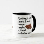 Mug Amis drôles avec le texte de noir de chocolat (Devant droit)