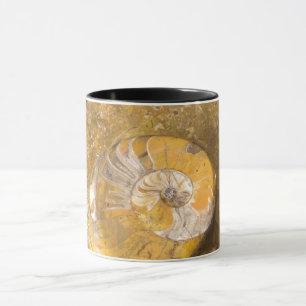 Mug Ammonite et d'autres fossiles dans la roche