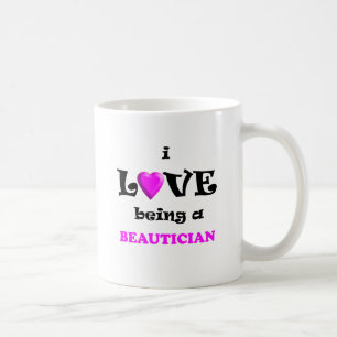 Mug Amour étant un esthéticien dans le salon de beauté