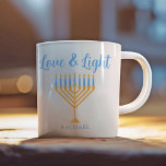 Mug Amour & Lumière Cadeau personnalisé Hanoukka Menor<br><div class="desc">Cute personnalisable Love and Light Hanoukka tasse pour un petit déjeuner familial juif ou une fête Chanukah avec une synagogue. Personnalisez ce joli cadeau avec votre nom de famille ou informations de groupe en bleu sous la jolie menorah or.</div>