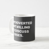 Mug Amusant Présenté Mais Prêt À Discuter Des Chevaux (Devant gauche)