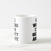 Mug Analyste de sécurité informatique au travail achar (Centre)