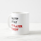 Mug Analyste par Jour Zombie Slayer par Nuit (Devant gauche)
