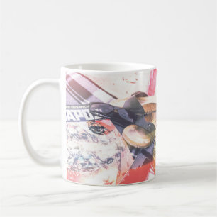 Mug Ananas à côté du téléphone et du haut-parleur