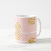 Mug Ananas en or, Arrière - plan d'été rayé. (Devant droit)