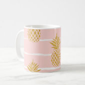 Mug Ananas en or, Arrière - plan d'été rayé. (Devant gauche)