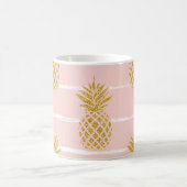 Mug Ananas en or, Arrière - plan d'été rayé. (Centre)