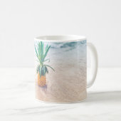 Mug Ananas sur la plage le matin (Devant droit)