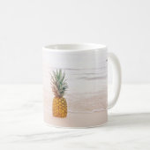 Mug Ananas sur le sable près de la plage (Devant droit)