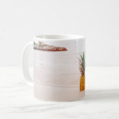 Mug Ananas sur le sable près de la plage (Devant gauche)