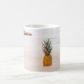 Mug Ananas sur le sable près de la plage (Centre)
